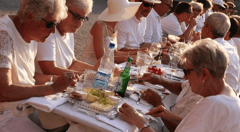 Weiße Tafel in Udenheim am 27. August 2022